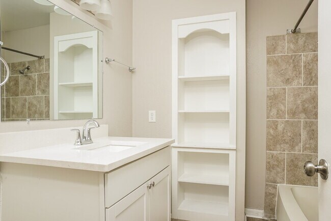 Building Photo - 6927 Roslyn Ct