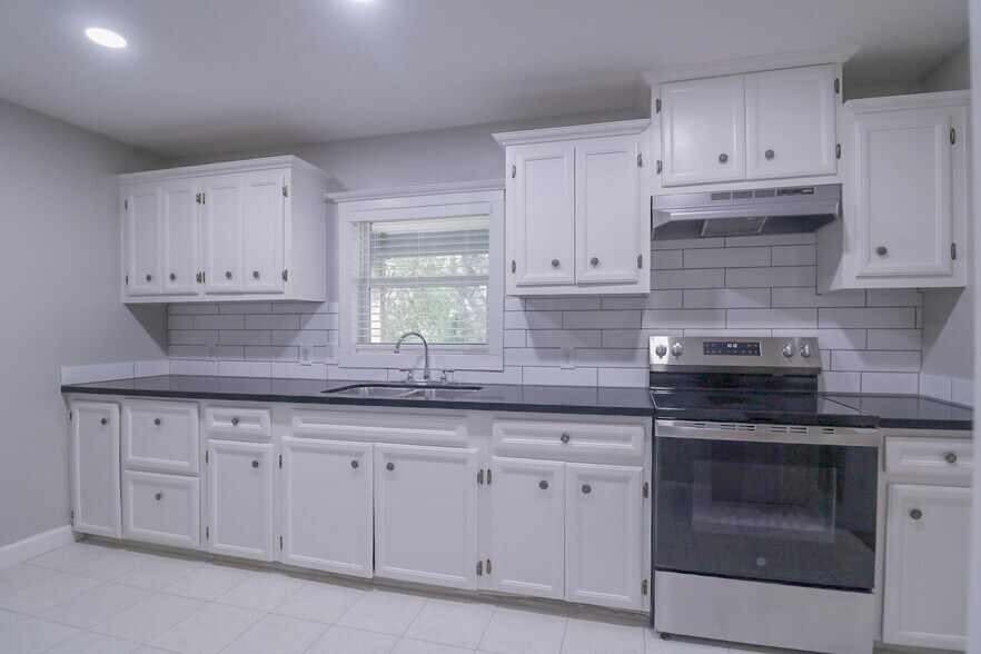 Building Photo - 6150 Ridgeway Dr