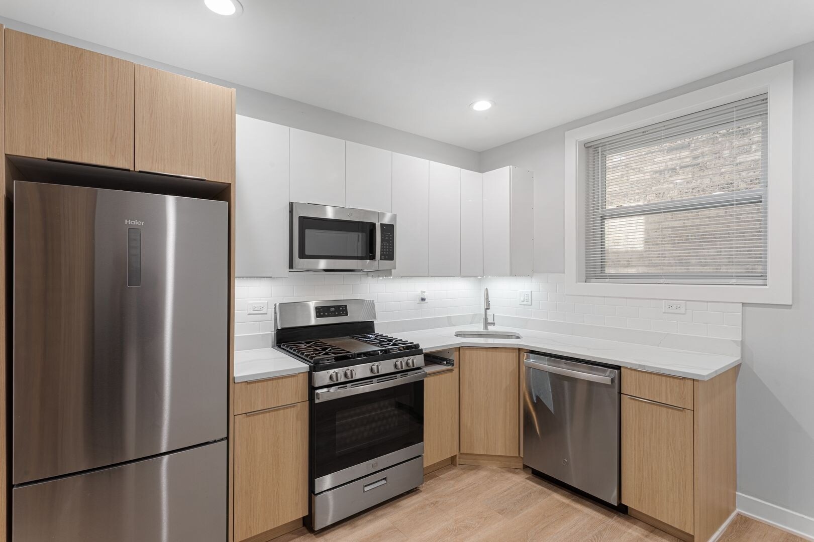 Building Photo - 7383 N Damen Ave