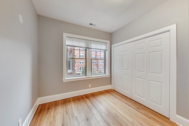 Building Photo - 948 Pleasant St