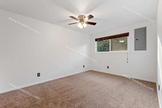 Building Photo - Cozy Multnomah Village Condo- Water, Sewer and Garbage included!