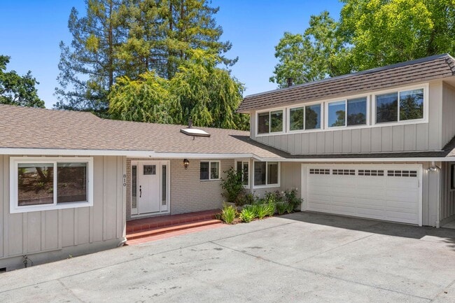 Building Photo - Spacious Menlo Park Retreat with 6 Bedroom...