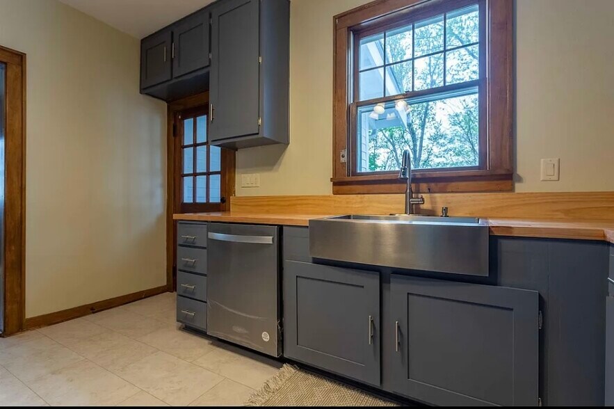 kitchen - 1215 Mount Pleasant St