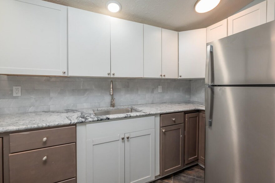 Building Photo - 715 Roundhouse Rd