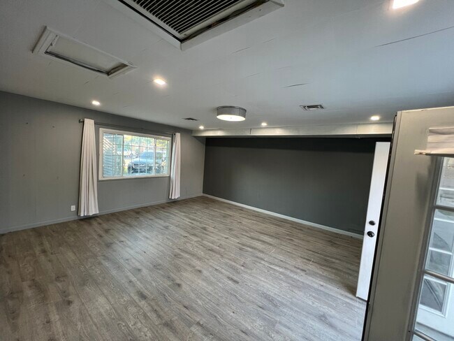 Building Photo - 215 Rancho Vista Dr