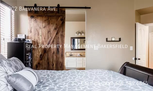 Building Photo - 9902 Balvanera Ave