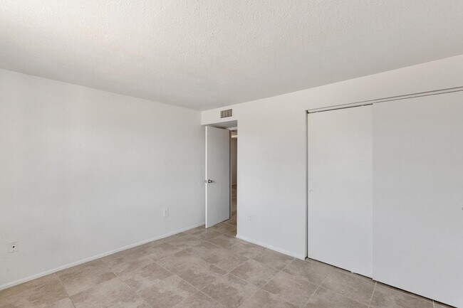 Building Photo - 7422 W Turney Ave