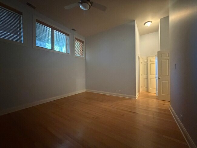 Building Photo - 4332 N Ashland Ave
