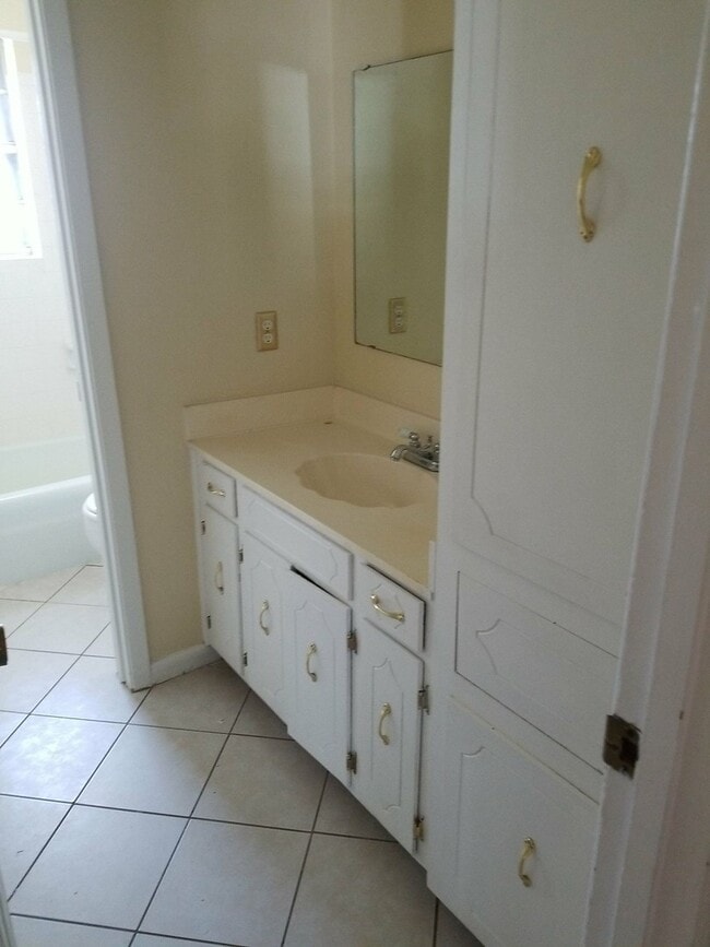 Building Photo - 918 Villa Ln