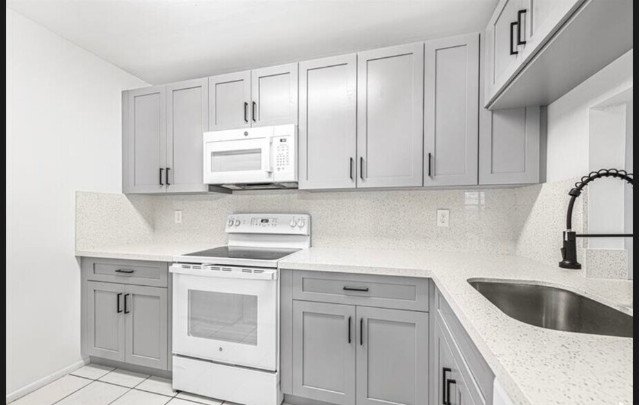 Kitchen - 10066 NW 6th St