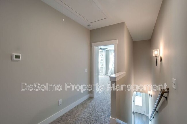 Building Photo - 2061 Oakwood Avenue