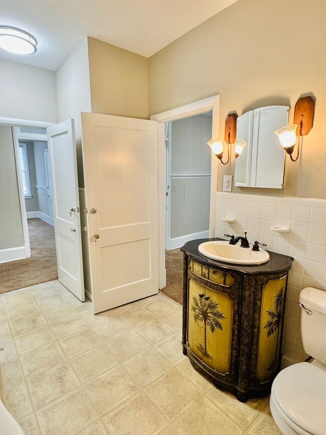 Building Photo - Charming 5-Bedroom Home with In-Law Suite ...