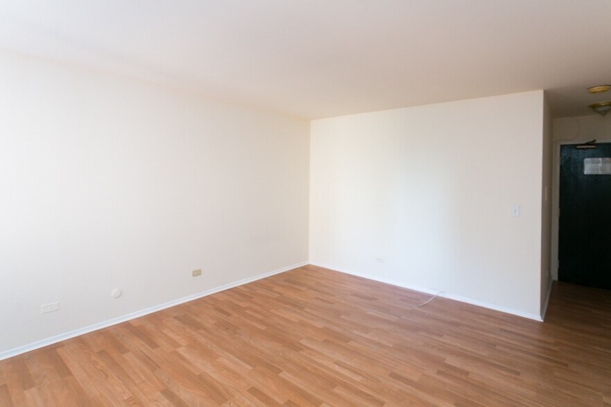 Building Photo - 3825 N Pine Grove Ave