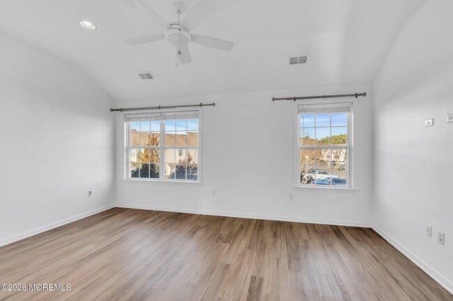 Building Photo - 40 Thistledown St