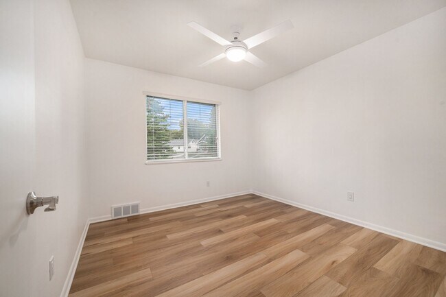 Building Photo - 1 Month Free, newly renovated Overland Par...