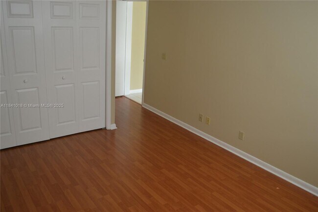 Building Photo - 491 Racquet Club Rd