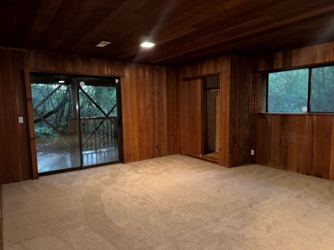 Building Photo - Custom Redwood Home near Moonstone Beach