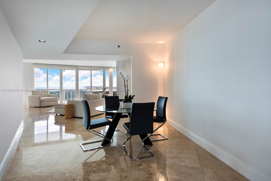 Building Photo - 1000 S Pointe Dr