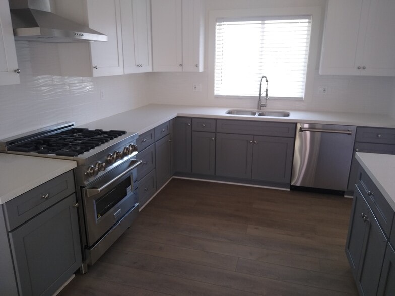 Kitchen - 2857 W Carson St