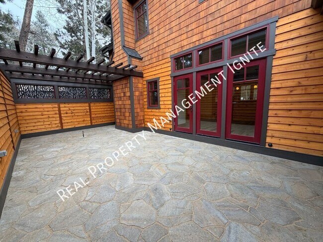 Building Photo - 453 S Pine St