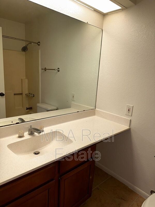 Building Photo - 700 E Mesquite Cir