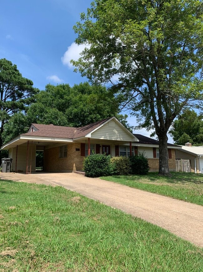 Primary Photo - 3bed/1bath close to Southwest drive.