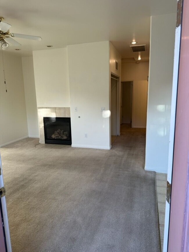 Building Photo - 513 Yellow Meadow Ct