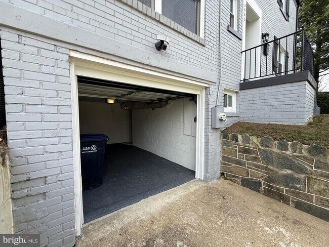 Building Photo - 3405 Carpenter St SE