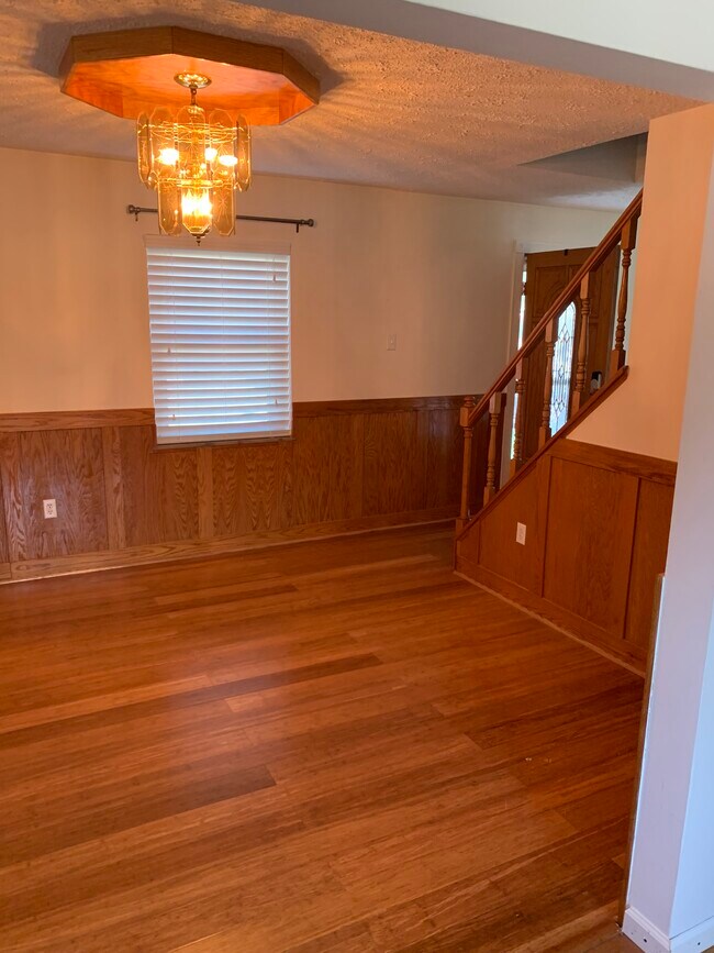 Building Photo - 2 Pine Hill Dr