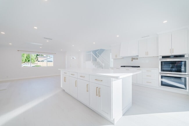 Building Photo - 3163 Camarillo Ave