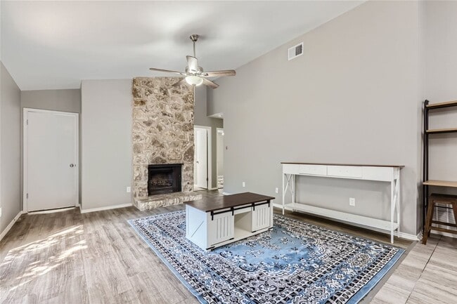 Building Photo - Charming 3/2/2 with Private Fenced Backyard!