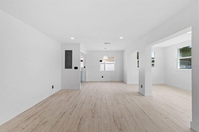 Building Photo - 715 40th Ave NE
