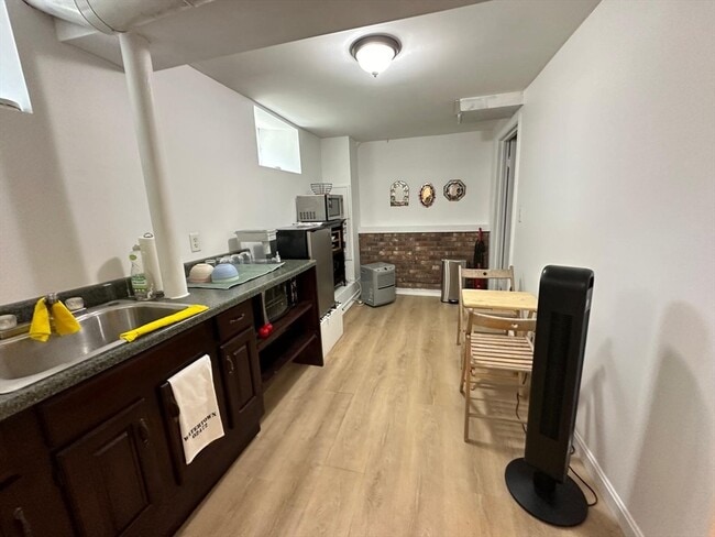 Building Photo - 14 Ashfield St