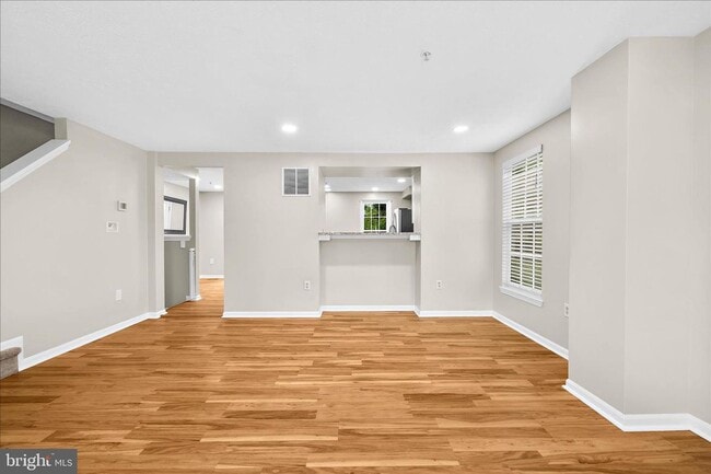 Building Photo - Beautiful End Unit Townhome in Bluffs At Deep Creek!