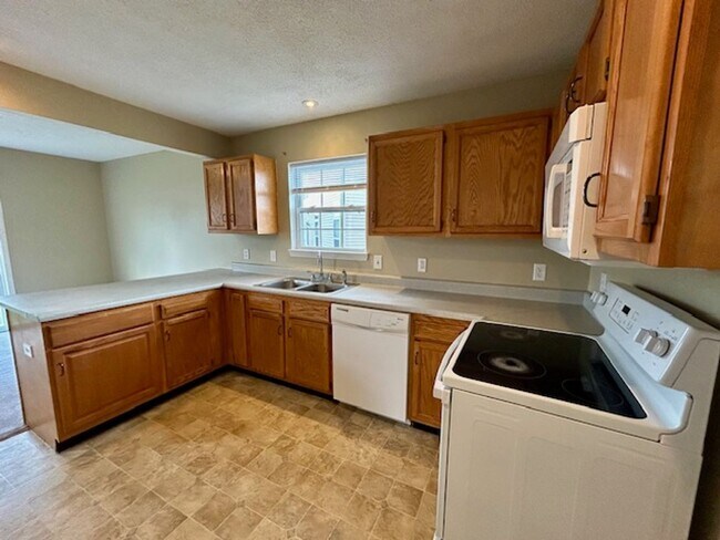 Building Photo - Wonderful 4 Bedroom 2.5 Bathroom Two Story Home in Lawrence!