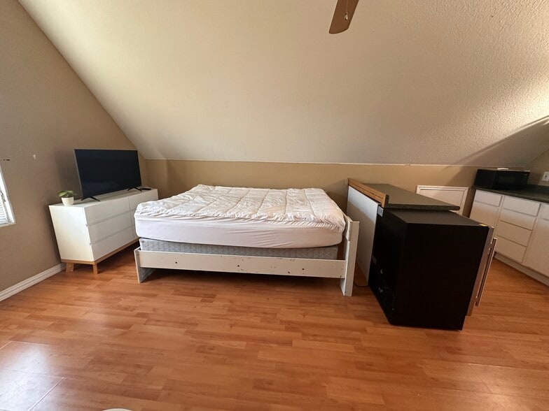 Building Photo - 2312 Carleton Ave