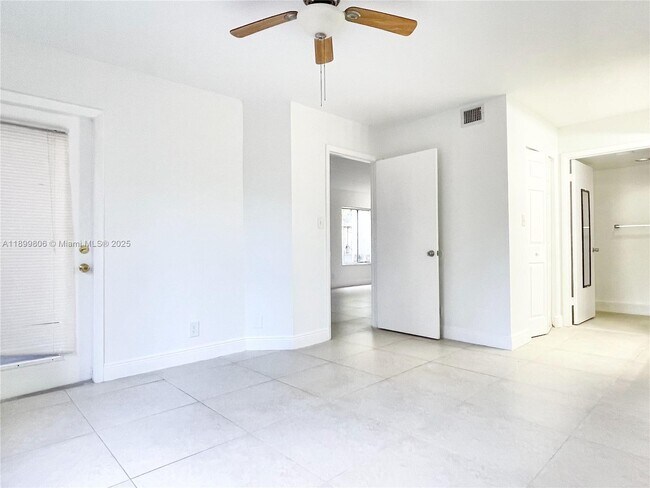 Building Photo - 9420 SW 140th Ct