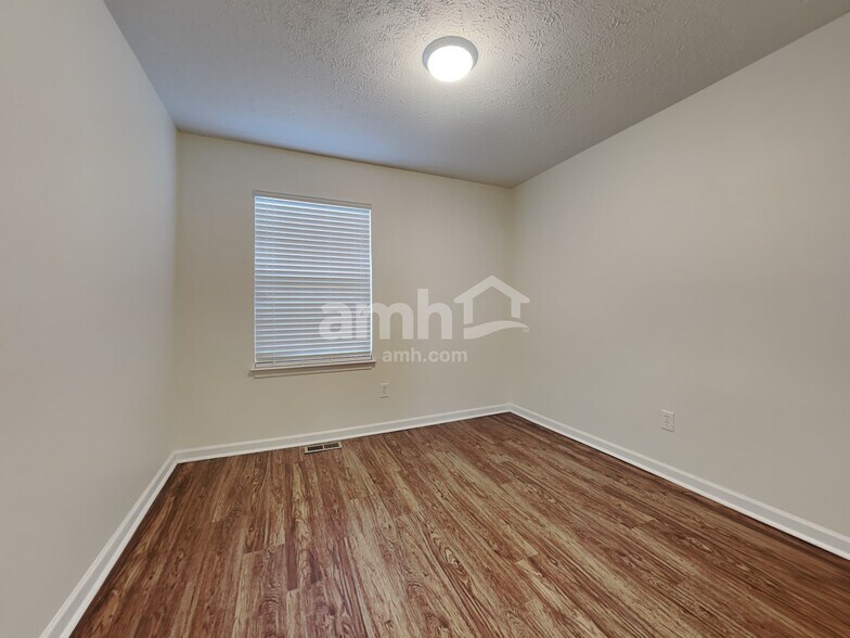 Building Photo - 922 Whispering Pine Way