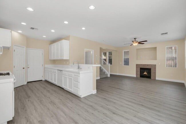 Building Photo - Beautiful 3 bed 2.5 bath in Natomas!