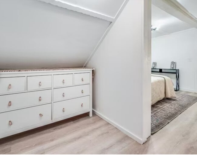 Building Photo - 263 S Quaker Ln