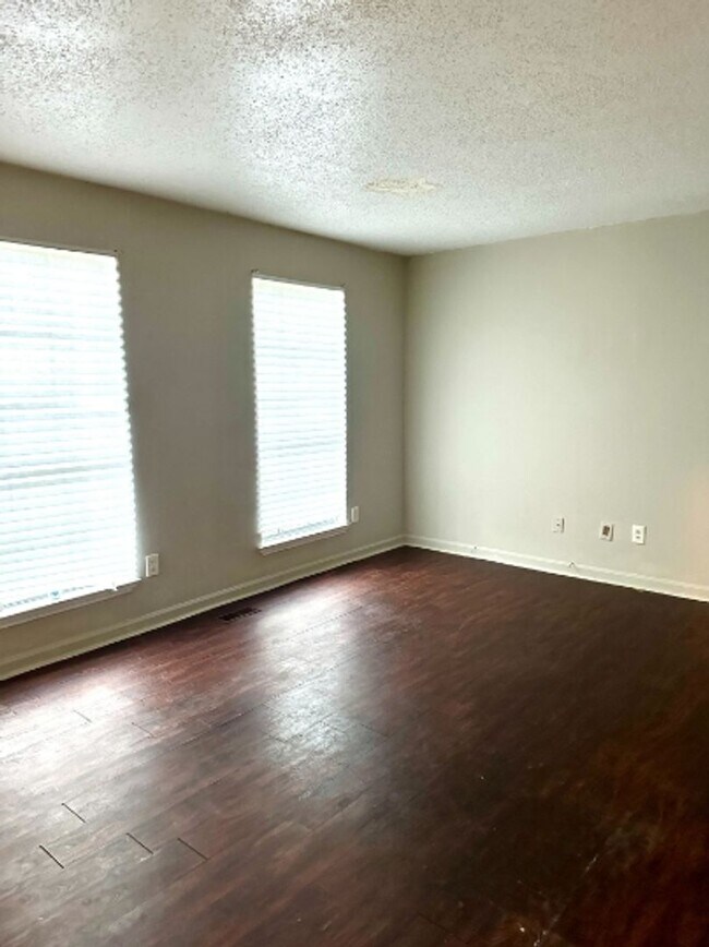 Building Photo - Charming Duplex for Rent- Spacious and Convenient Living!