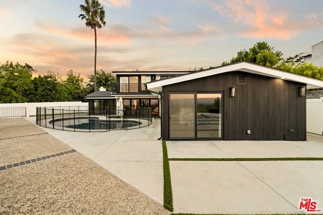 Building Photo - 15655 Castlewoods Dr