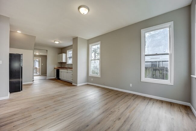 Building Photo - Freshly Updated 4 Bedroom House