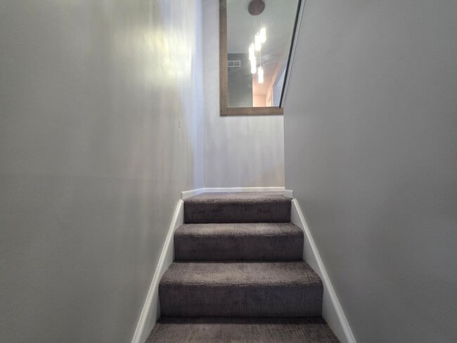 Building Photo - Spacious Town Home in Brighton Heights!