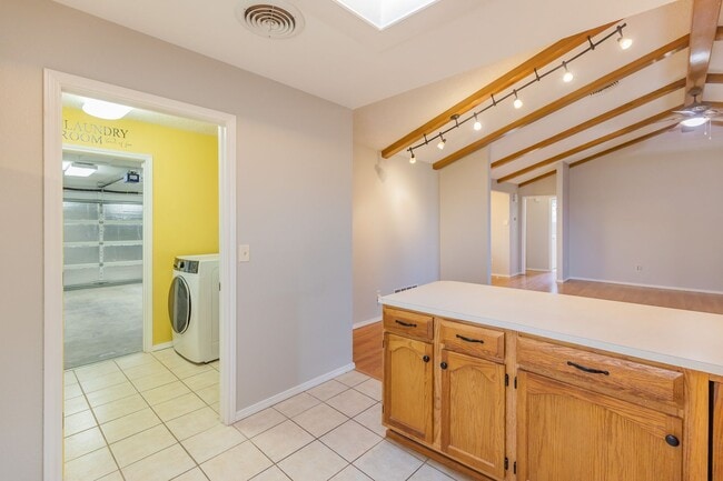 Building Photo - Charming 3 Bedroom 2 Bathroom - Spacious & Fenced Backyard