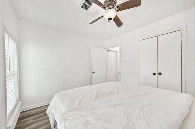 Building Photo - 212 E Castle Harbour Dr