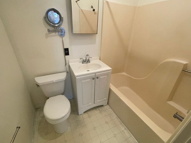 Building Photo - Charming Home Close to Downtown and Schools