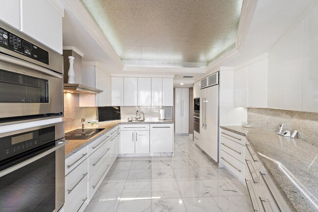 Building Photo - 100 Lakeshore Dr