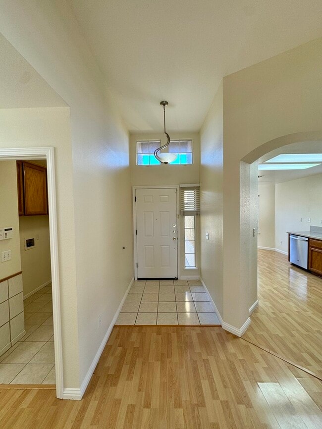 Building Photo - Spacious 3BD/2BA Home with 2-Car Garage in Desirable Antelope