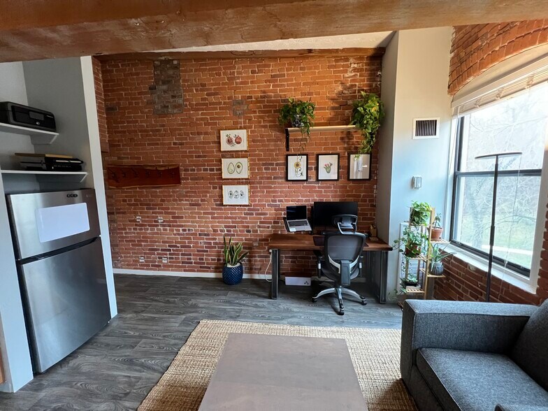 Building Photo - 222 Williams St E